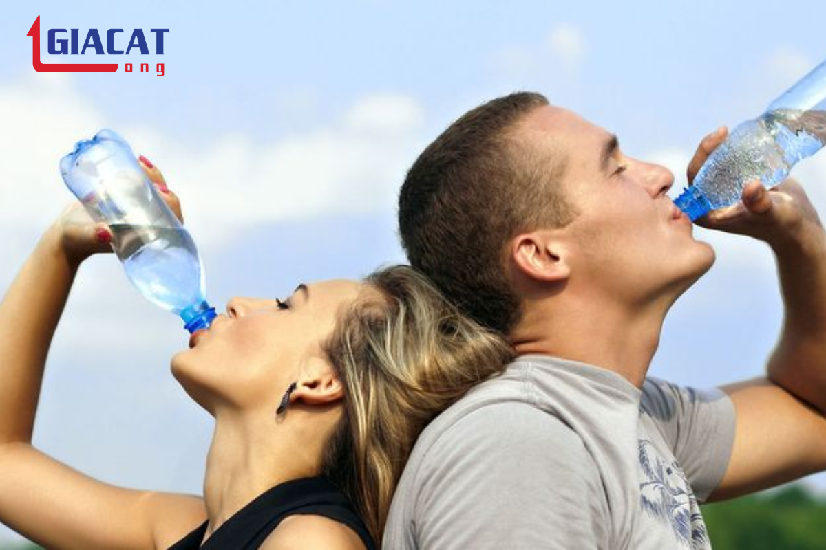 Uống nước giúp cấp nước cho cơ thể và hỗ trợ phục hồi da cháy nắng