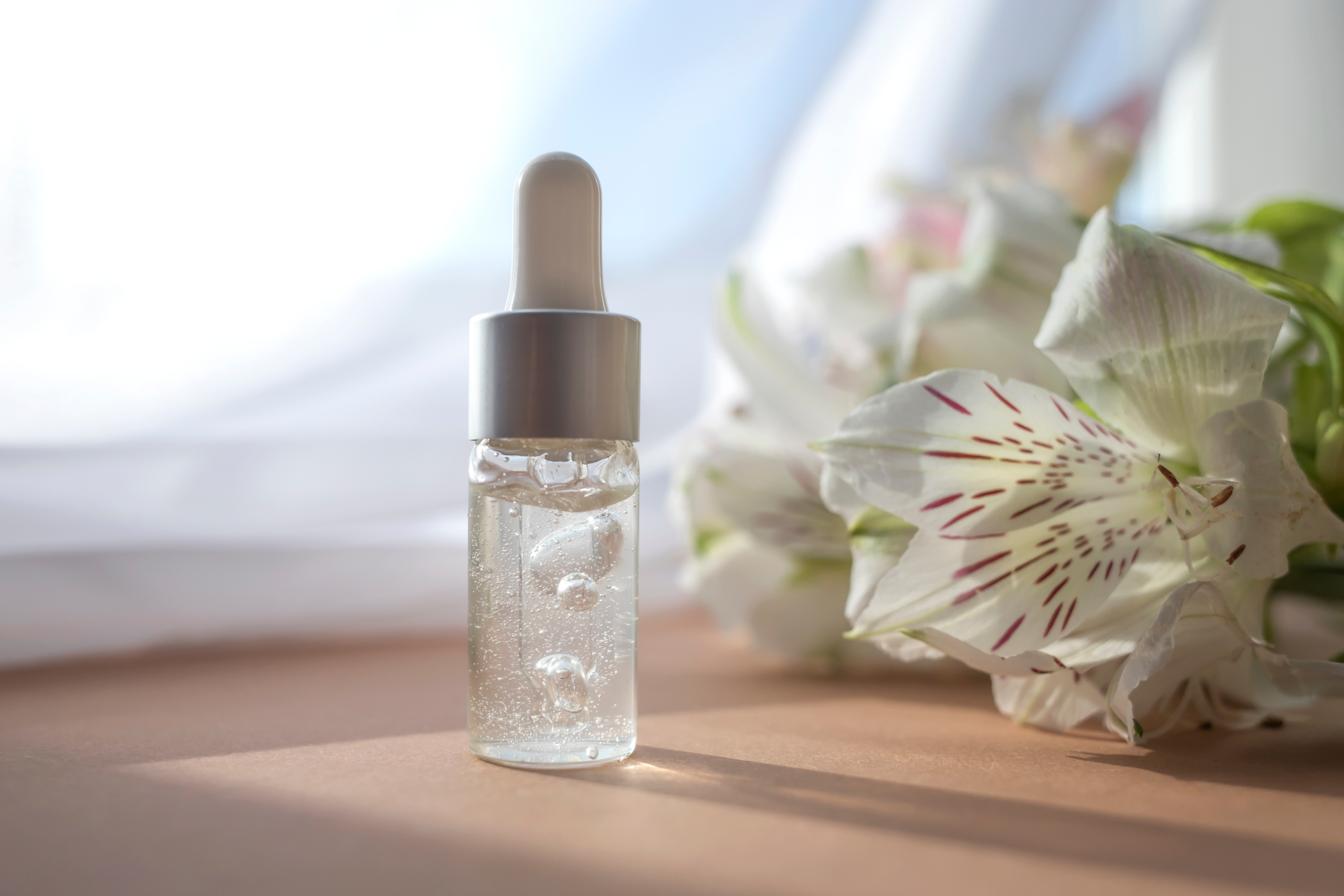 Texture lỏng nhẹ và thẩm thấu nhanh của essence dưỡng da